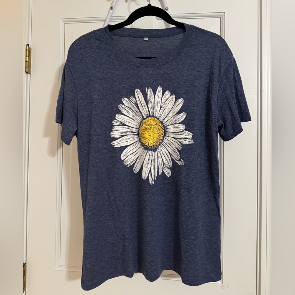 Daisy short sleeve T shirt  very soft. Like new size L